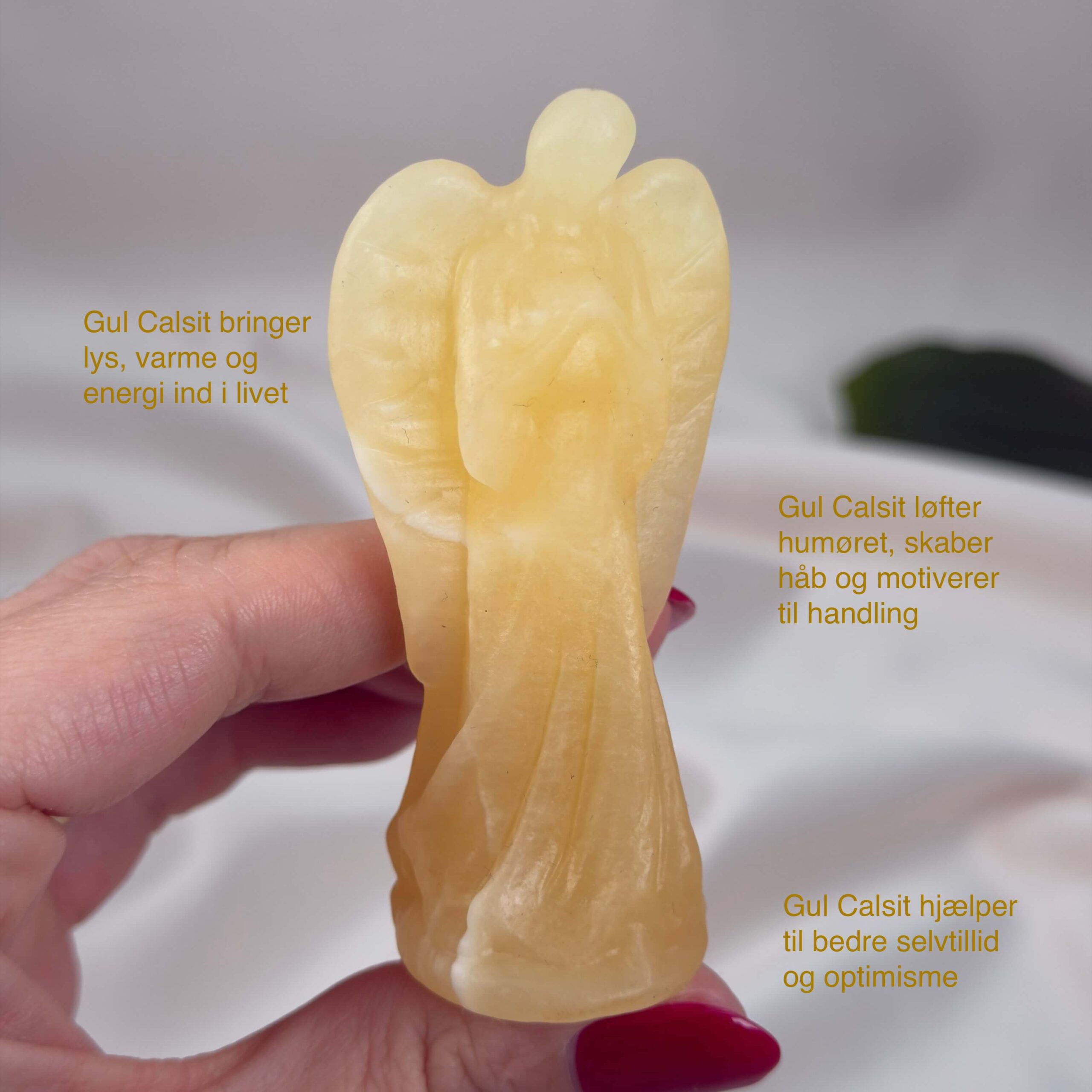 Gul Calsit Engel Krystal Sten i hånd på hvid baggrund med tags