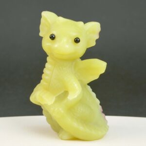 Serpentin Babydrage Krystal sten på sort og hvid baggrund