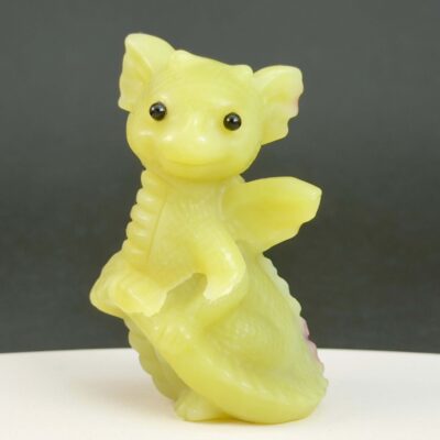 Serpentin Babydrage Krystal sten på sort og hvid baggrund