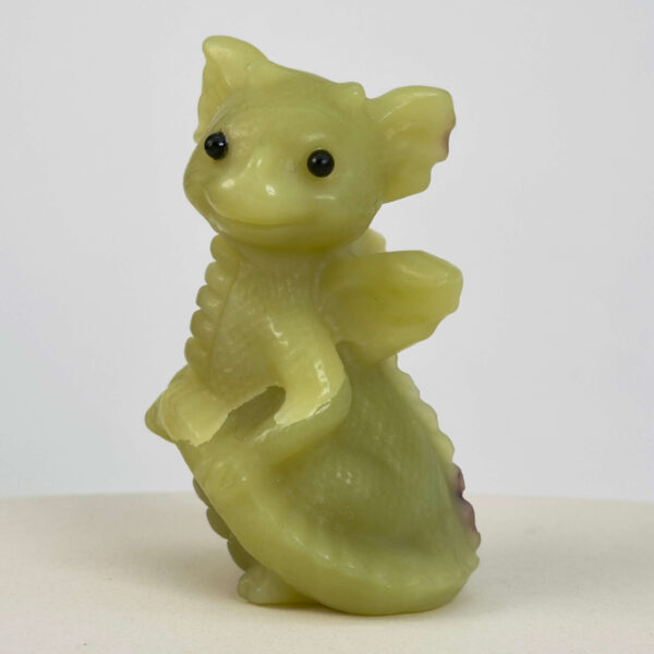 Serpentin Babydrage Krystal sten på hvid baggrund