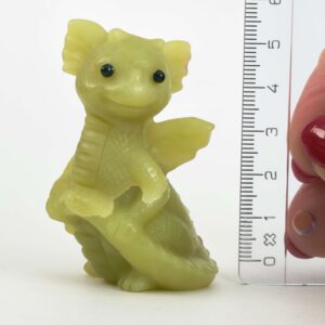 Serpentin Babydrage Krystal sten med lineal på hvid baggrund