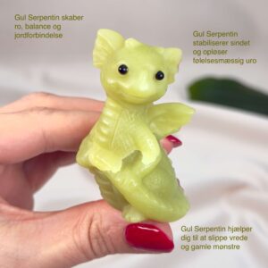 Serpentin Babydrage Krystal sten i hånd på hvid baggrund med tags