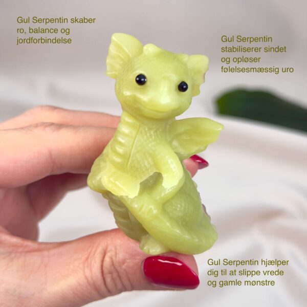 Serpentin Babydrage Krystal sten i hånd på hvid baggrund med tags