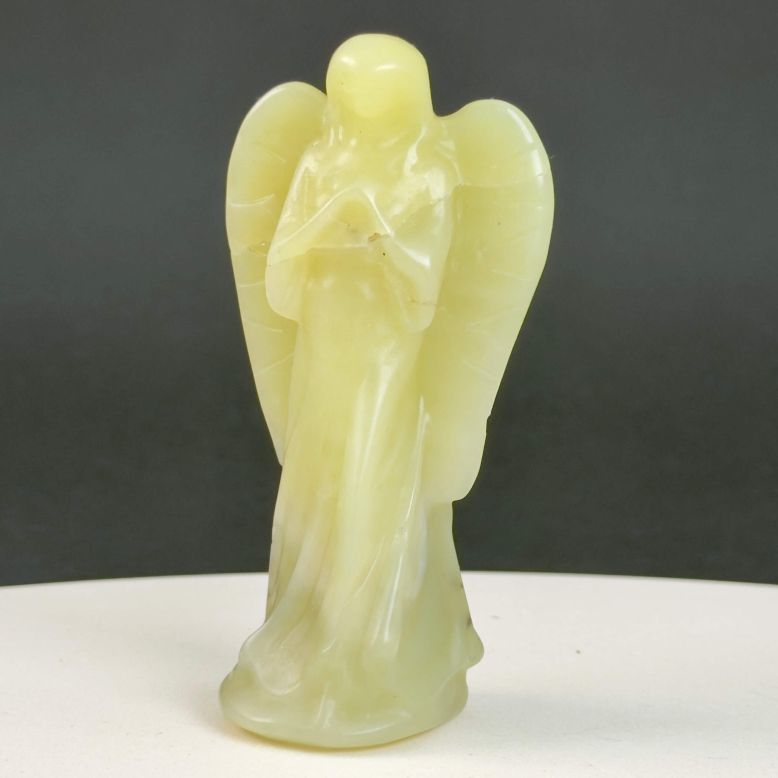 Gul Serpentin Engel krystal sten på sort baggrund