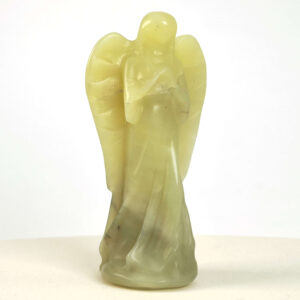 Gul Serpentin Engel krystal sten på hvid baggrund