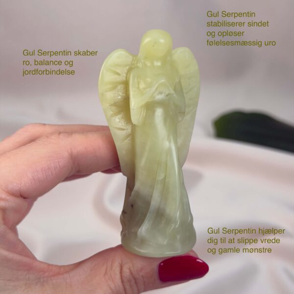Gul Serpentin Engel krystal sten i hånd på hvid baggrund med tags