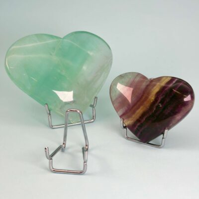 Hjerte og håndsten holder i sølvfarvet metal