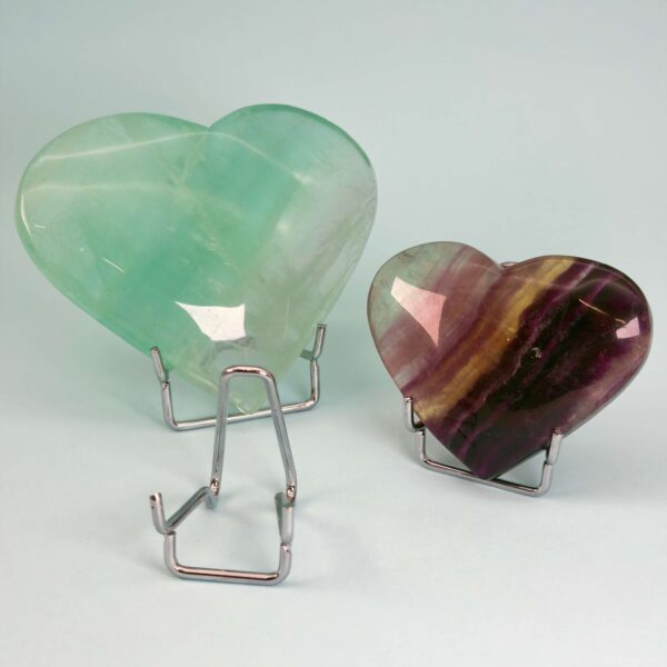 Hjerte og håndsten holder i sølvfarvet metal