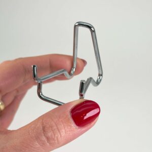 Hjerte og håndsten holder i sølvfarvet metal