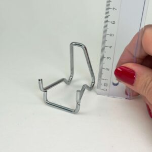 Hjerte og håndsten holder i sølvfarvet metal