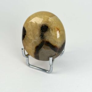 Hjerte og håndsten holder i sølvfarvet metal