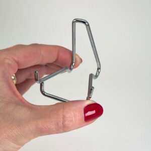 Hjerte og håndsten holder i sølvfarvet metal