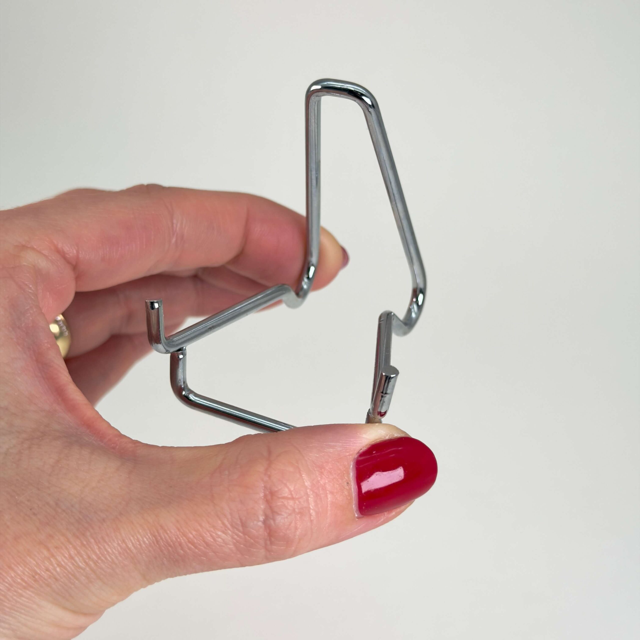 Hjerte og håndsten holder i sølvfarvet metal