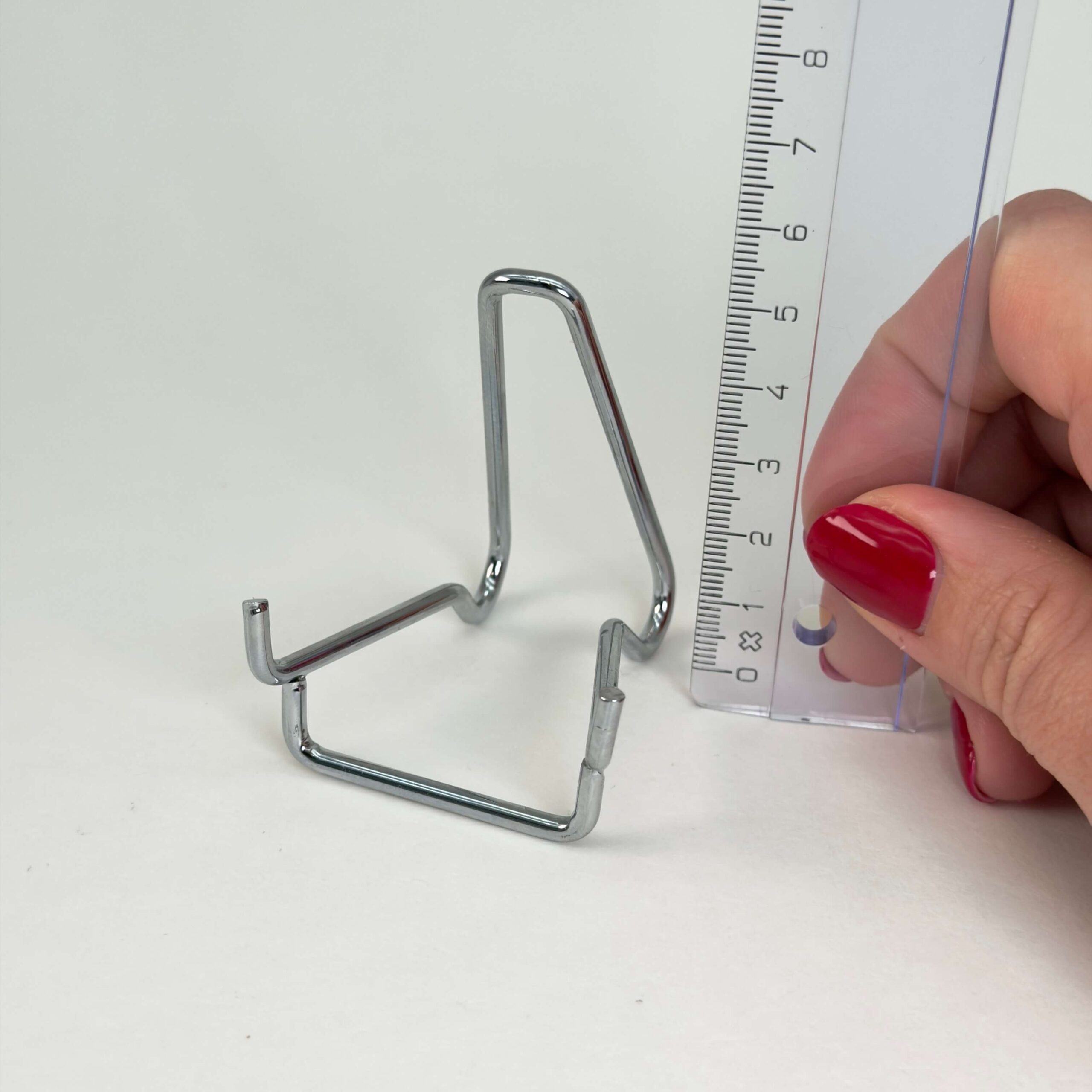 Hjerte og håndsten holder i sølvfarvet metal