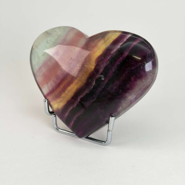 Hjerte og håndsten holder i sølvfarvet metal