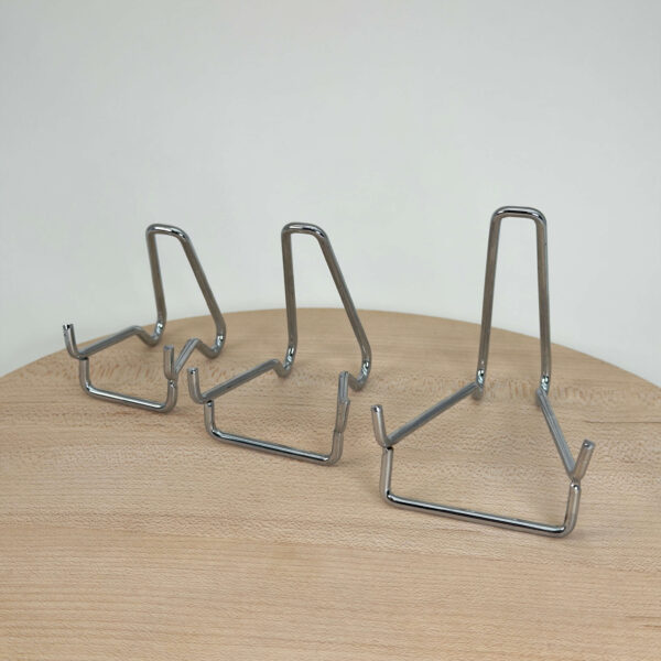 Hjerte og håndsten holder i sølvfarvet metal