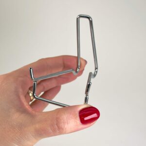 Hjerte og håndsten holder i sølvfarvet metal