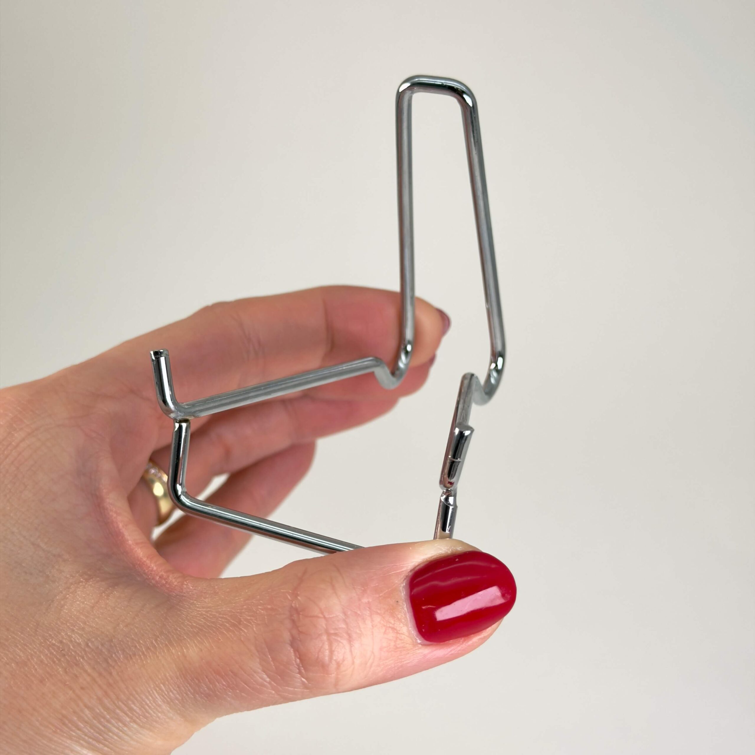 Hjerte og håndsten holder i sølvfarvet metal