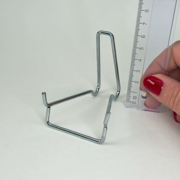 Hjerte og håndsten holder i sølvfarvet metal