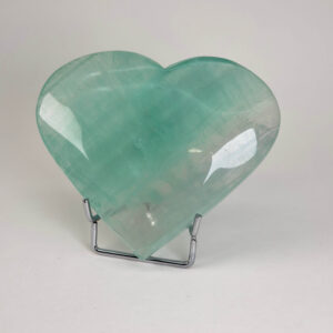 Hjerte og håndsten holder i sølvfarvet metal