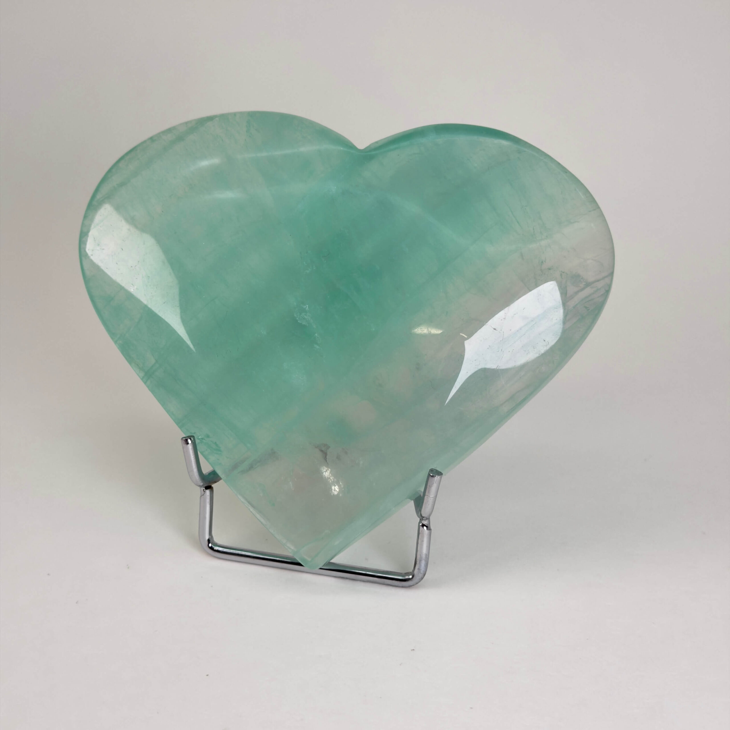 Hjerte og håndsten holder i sølvfarvet metal