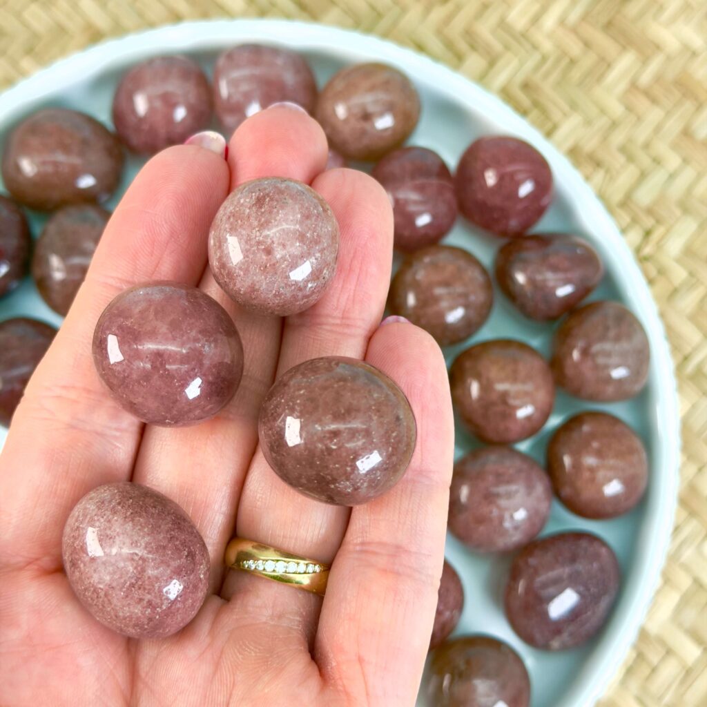 Krystaller mod stress 2 Jordbærkvarts lommesten hjælper til at bringe kærlighed og god energi ind i din hverdag
