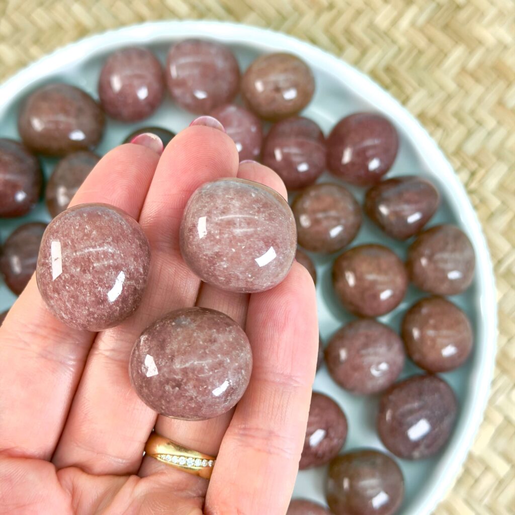 Krystaller og deres betydning 17 Jordbærkvarts lommesten med bløde rosarøde nuancer og fine naturlige inklusioner i stenen. En krystal der ofte forbindes med glæde, kærlighed og positiv energi.