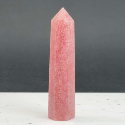 Jordbærkvarts tårn krystal sten på sort og hvid baggrund