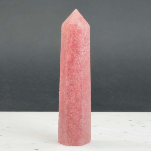 Jordbærkvarts tårn krystal sten på sort og hvid baggrund