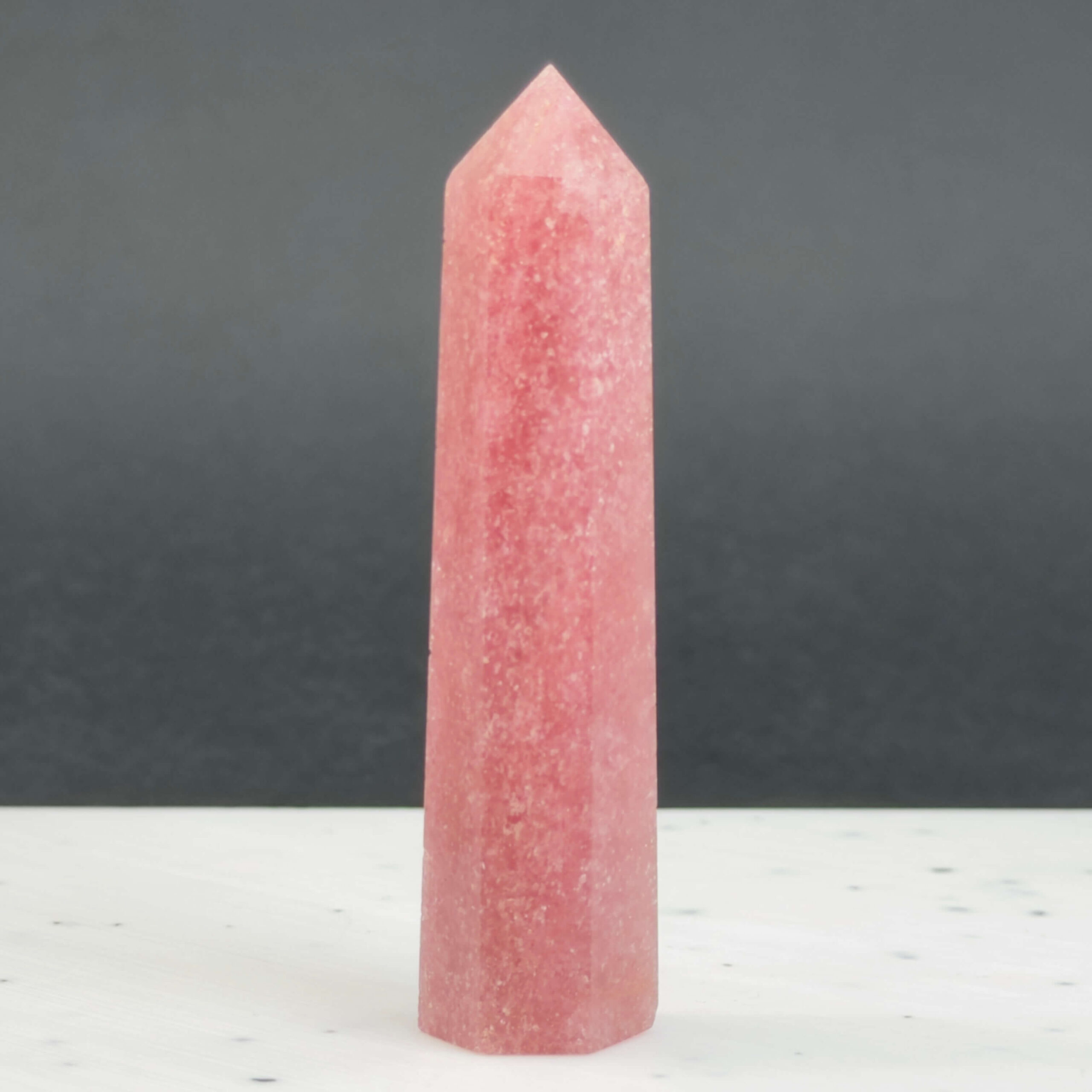 Jordbærkvarts tårn krystal sten på sort og hvid baggrund