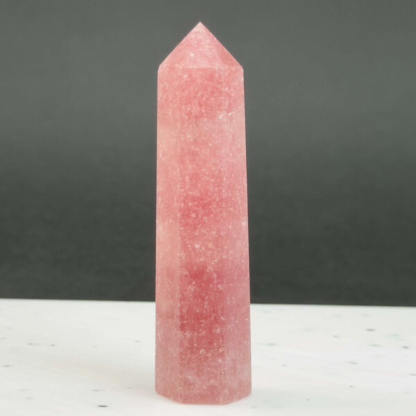 Jordbærkvarts tårn krystal sten på sort og hvid baggrund