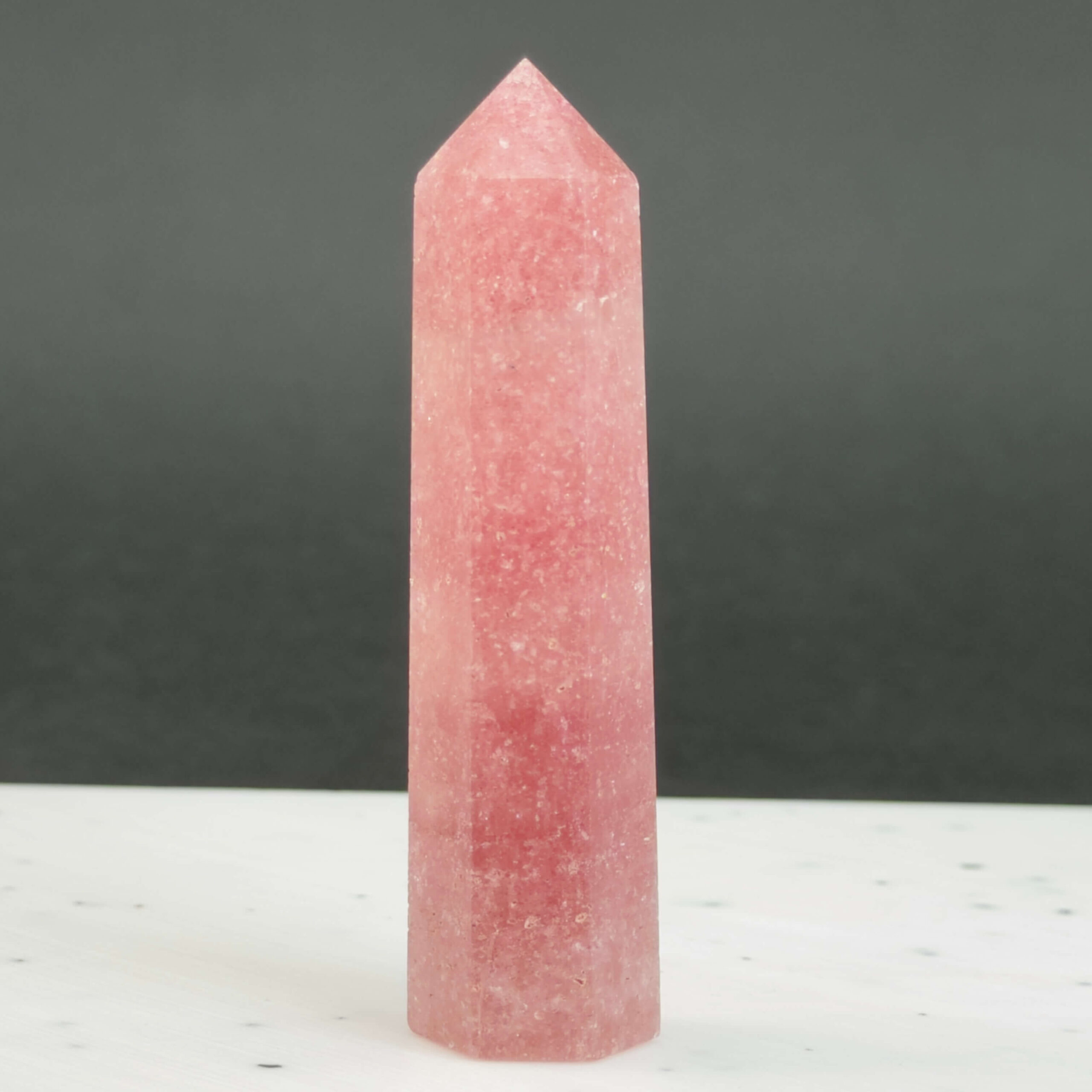 Jordbærkvarts tårn krystal sten på sort og hvid baggrund