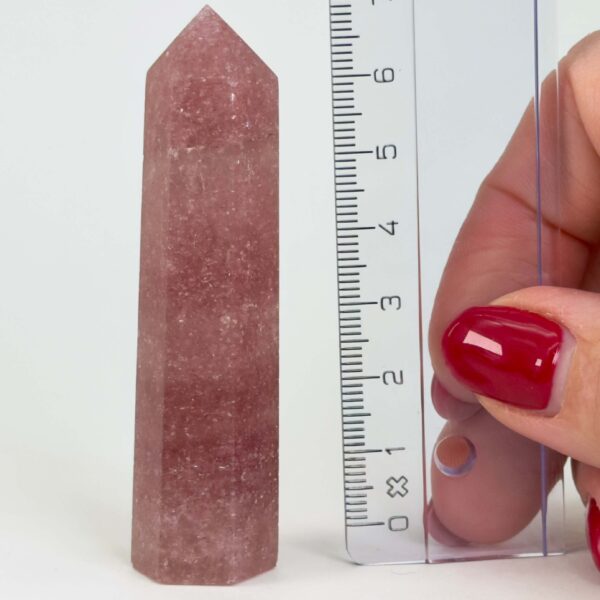 Jordbærkvarts tårn krystal sten med lineal på hvid baggrund