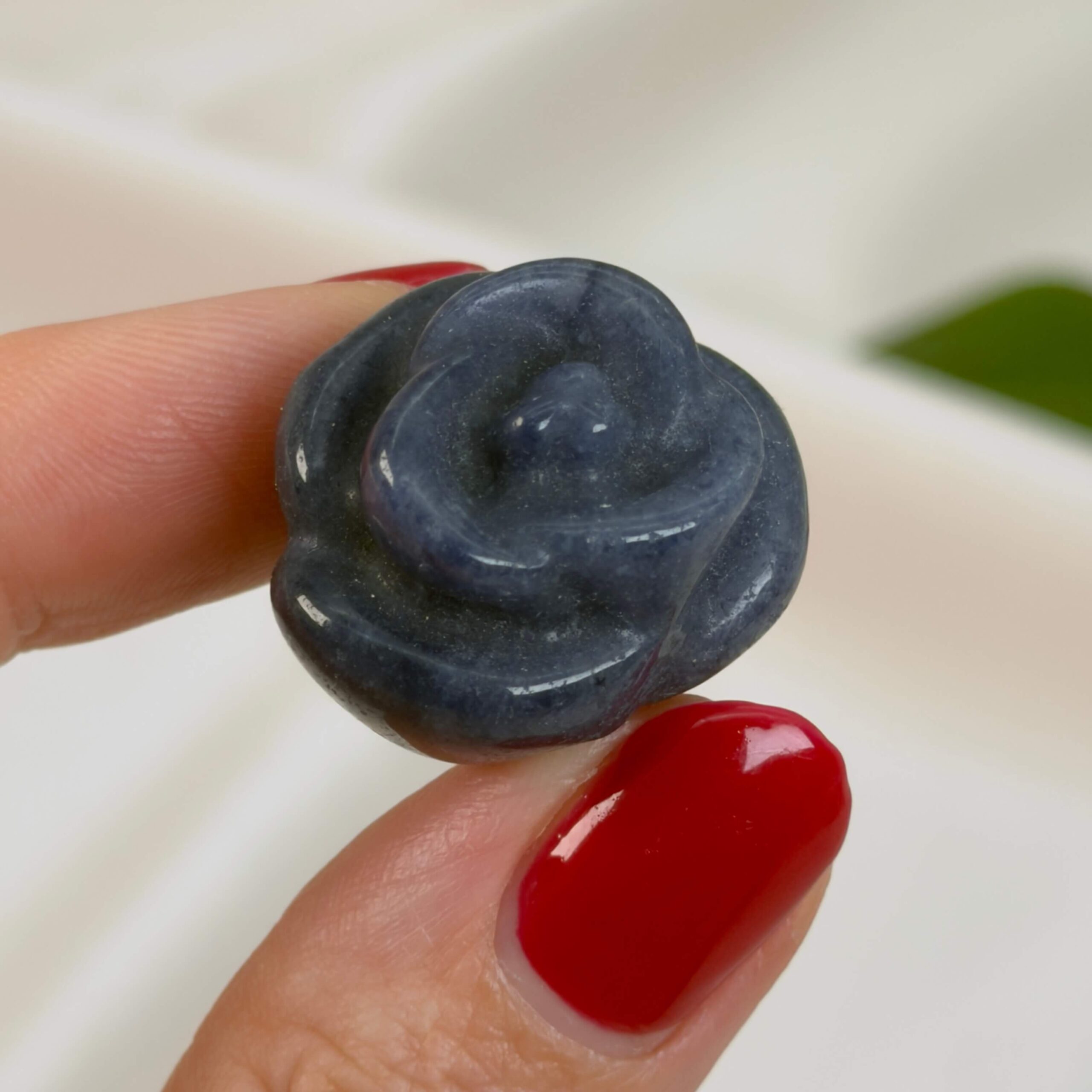 Krystal blomst 2 cm sten sodalit hånd