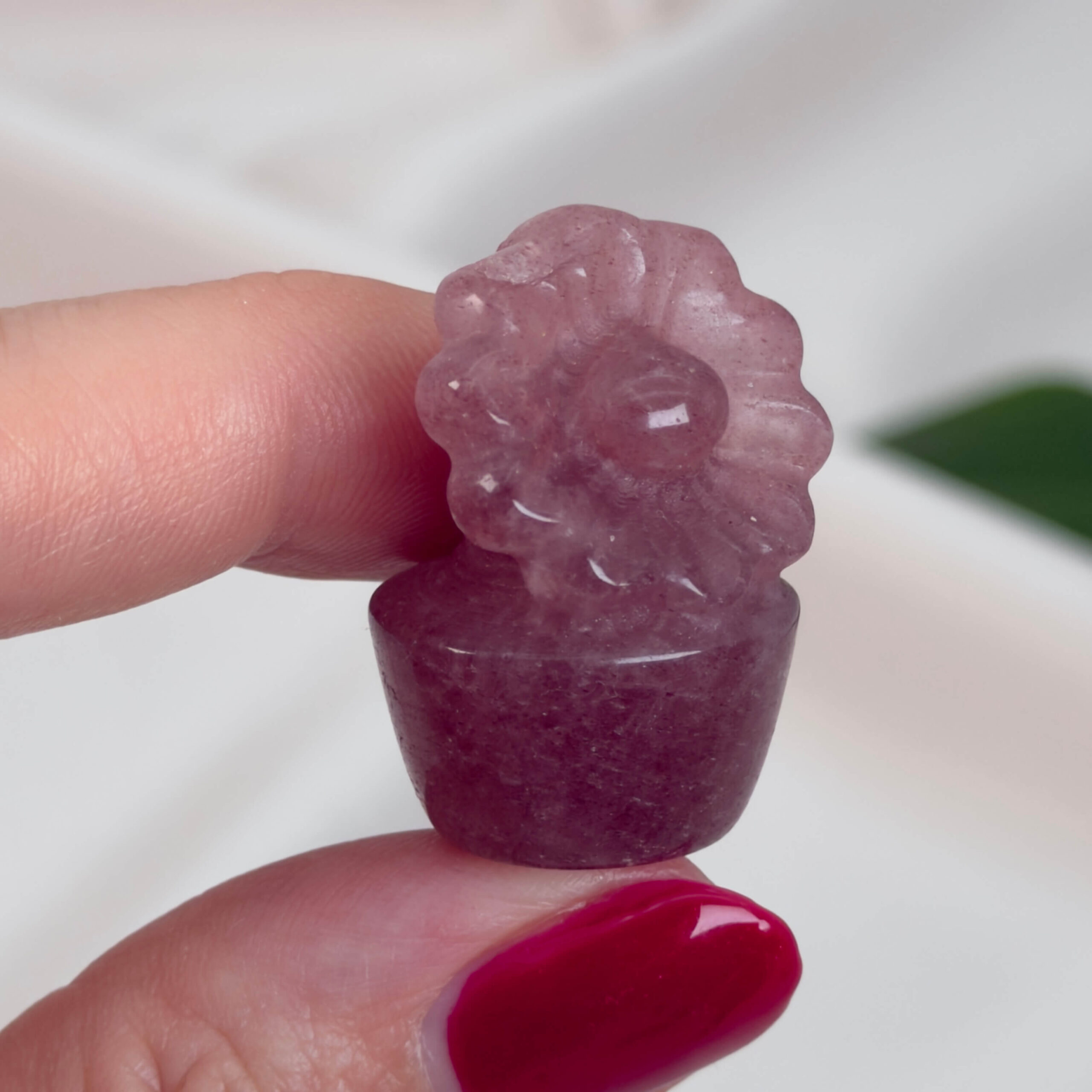 Krystal blomst i potte 3 cm jordbærkvarts i hånd