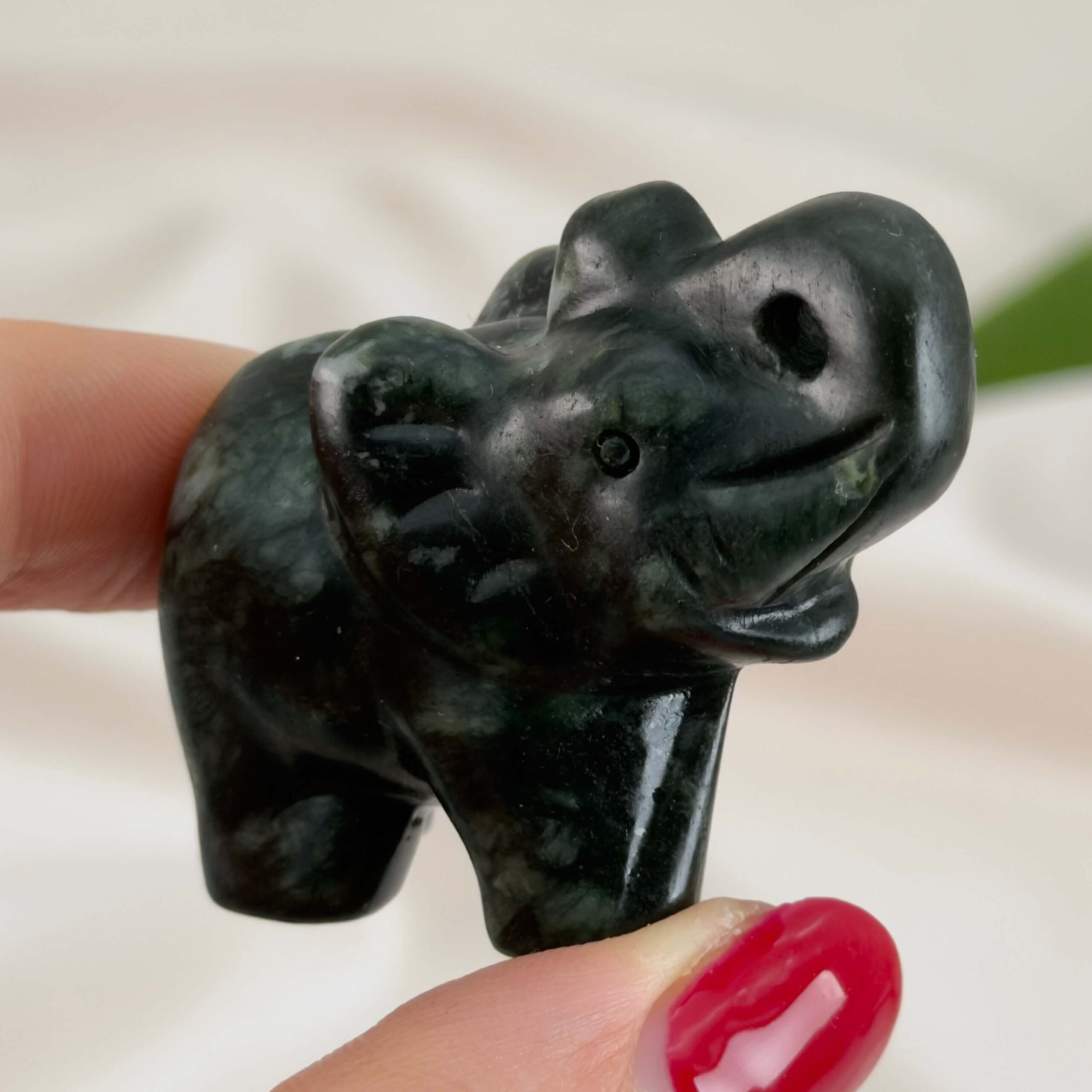 Krystal elefant 5 cm sten xiuyan jade hånd