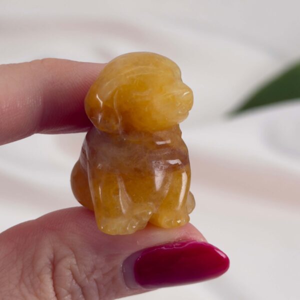 Krystal hund 3 cm sten golden healer i hånd