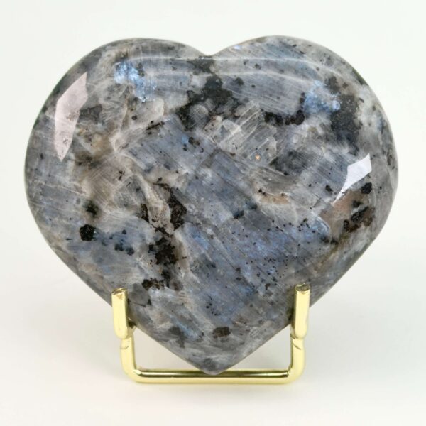 Larvikit Hjerte krystal sten i holder på hvid baggrund