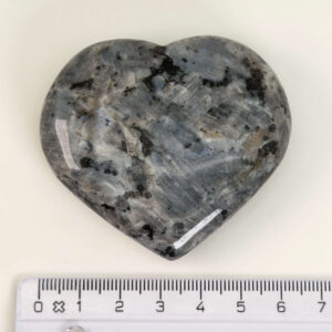 Larvikit Hjerte krystal sten med lineal på hvid baggrund