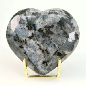 Larvikit Hjerte krystal sten i holder på hvid baggrund