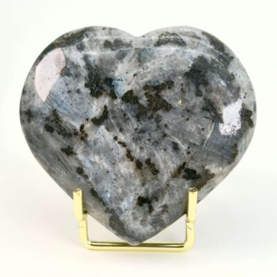 Larvikit Hjerte krystal sten i holder på hvid baggrund
