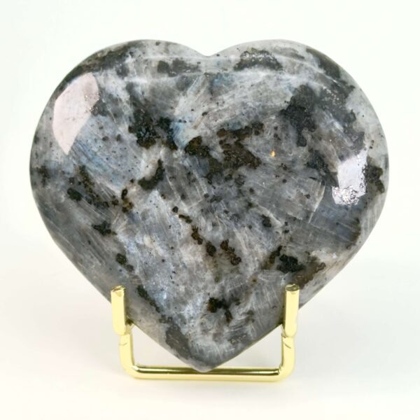 Larvikit Hjerte krystal sten i holder på hvid baggrund