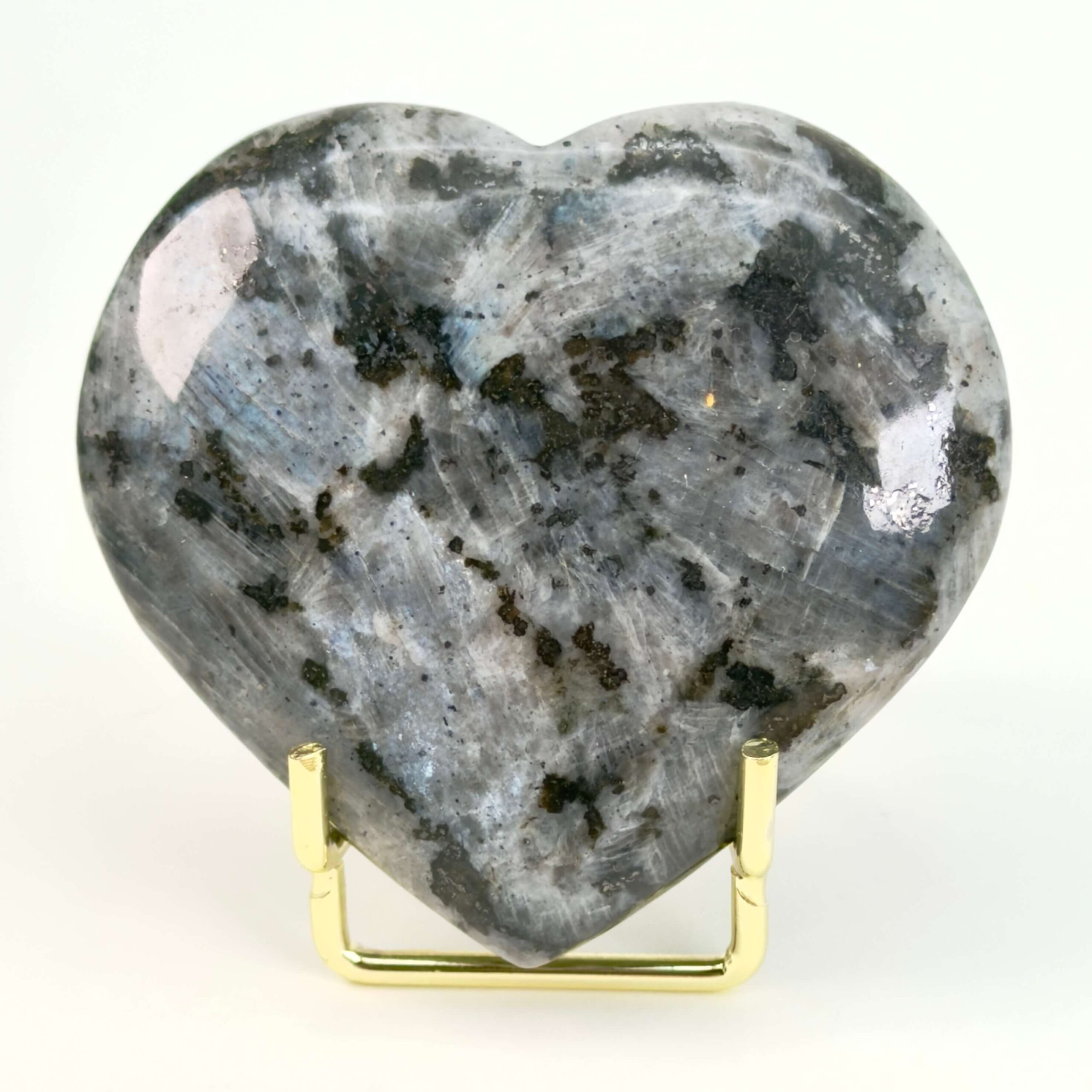 Larvikit Hjerte krystal sten i holder på hvid baggrund