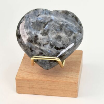 Larvikit Hjerte krystal sten i holder på hvid baggrund