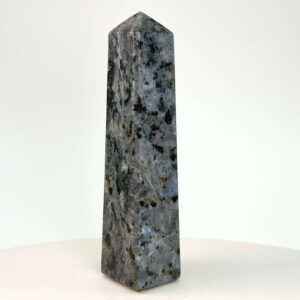 Larvikit Tårn krystal sten på hvid baggrund