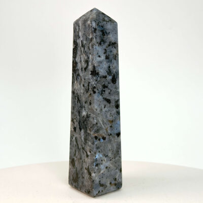 Larvikit Tårn krystal sten på hvid baggrund