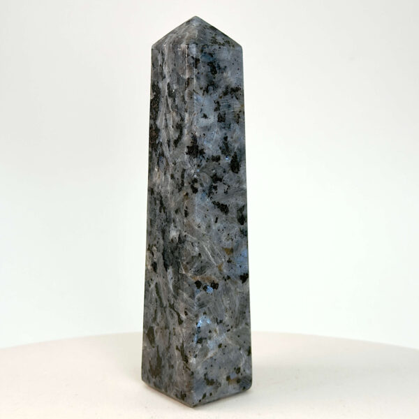 Larvikit Tårn krystal sten på hvid baggrund