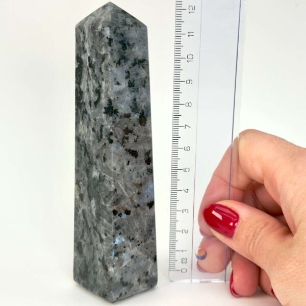Larvikit Tårn krystal sten med lineal på hvid baggrund