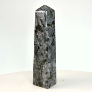 Larvikit Tårn krystal sten på hvid baggrund