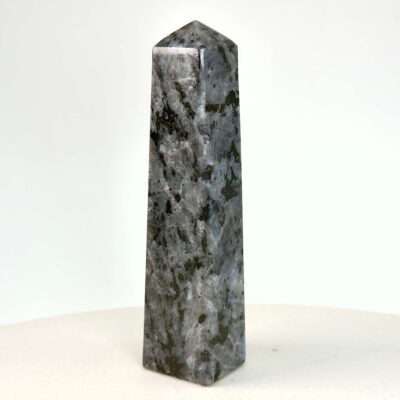 Larvikit Tårn krystal sten på hvid baggrund